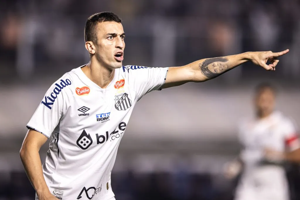 SP – SANTOS – 02/08/2024 – BRASILEIRO B 2024, SANTOS X SPORT – Joao Schmidt jogador do Santos durante partida contra o Sport no estadio Vila Belmiro pelo campeonato Brasileiro B 2024. Foto: Abner Dourado/AGIF
