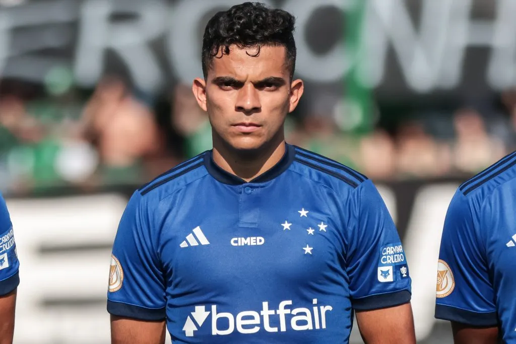 Bruno Rodrigues jogador do Cruzeiro durante execucao do hino nacional antes da partida contra o Coritiba no estadio Durival de Britto pelo campeonato Brasileiro A 2023. Foto: Robson Mafra/AGIF