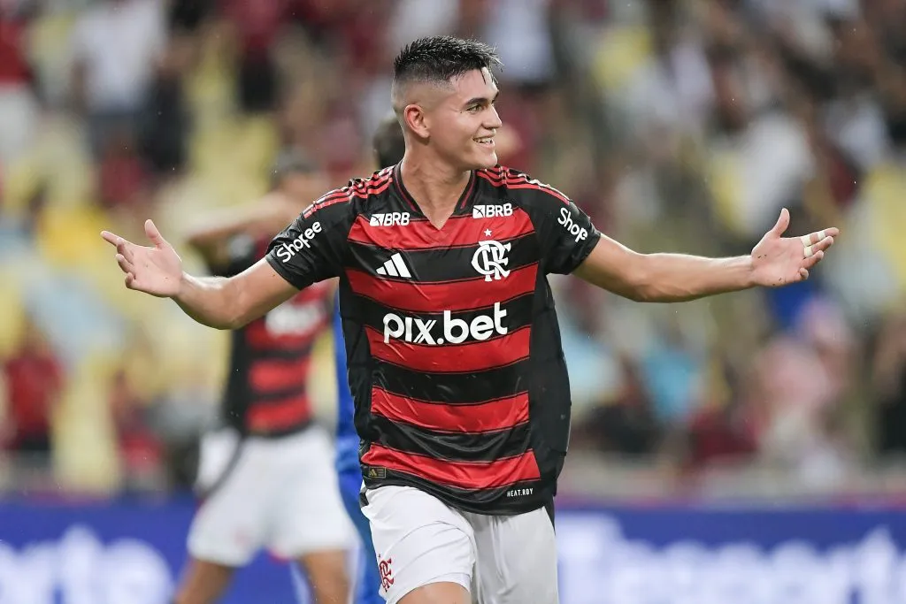RJ – RIO DE JANEIRO – 30/01/2025 – CARIOCA 2025, FLAMENGO X SAMPAIO CORREA – Alcaraz jogador do Flamengo comemora seu gol durante partida contra o Sampaio Correa no estadio Maracana pelo campeonato Carioca 2025. Foto: Thiago Ribeiro/AGIF