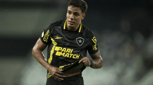 Carlos Alberto durante confronto contra o Cruzeiro no Brasileirão 2023.