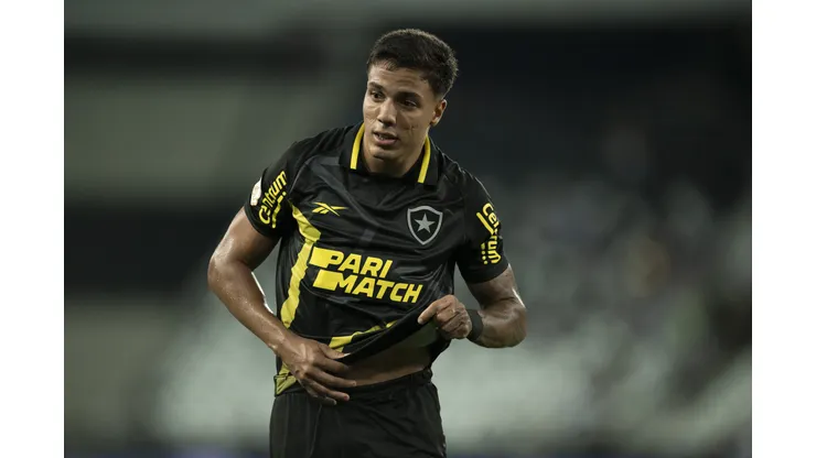 Carlos Alberto durante confronto contra o Cruzeiro no Brasileirão 2023.