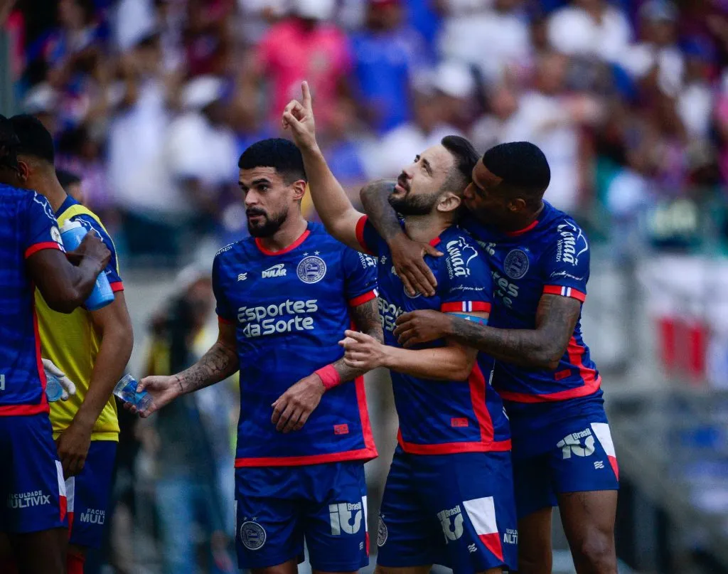 Everton Ribeiro, jogador do Bahia, comemora seu gol com jogadores do seu time durante partida contra o Vitória no estádio Arena Fonte Nova pelo campeonato Brasileiro A 2024. Foto: Jhony Pinho/AGIF