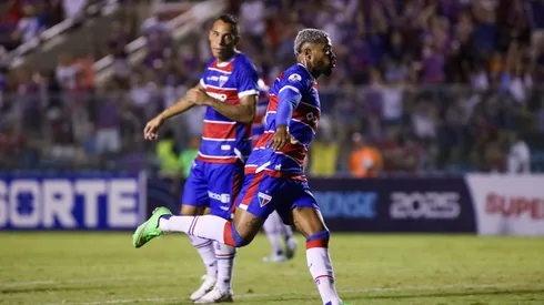 Marinho, atacante do Fortaleza, celebra seu gol na partida contra o Maracanã, no estádio Presidente Vargas, pelo Campeonato Cearense 2025. Foto: Lucas Emanuel/AGIF