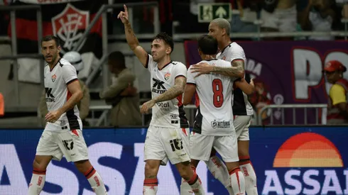 Jogadores do Vitória comemoram gol durante partida contra o Colo-Colo no estadio Arena Fonte Nova pelo campeonato Baiano 2025. Foto: Jhony Pinho/AGIF