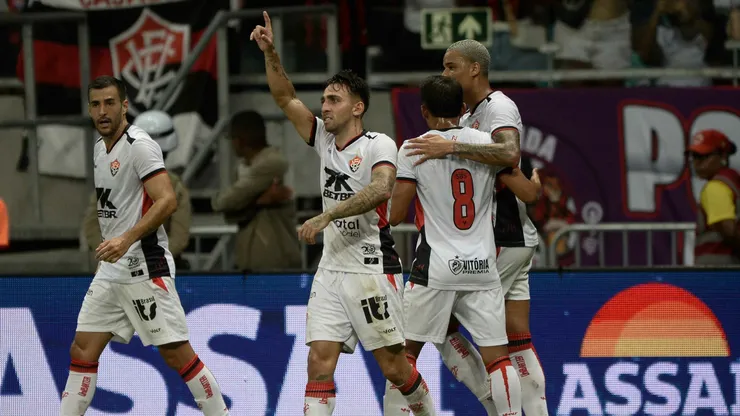 Jogadores do Vitória comemoram gol durante partida contra o Colo-Colo no estadio Arena Fonte Nova pelo campeonato Baiano 2025. Foto: Jhony Pinho/AGIF