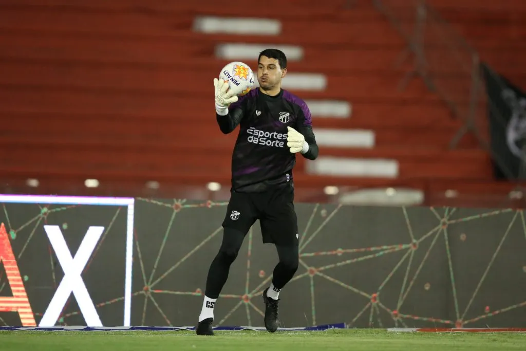 Keiller, goleiro do Ceará, durante aquecimento no Estádio dos Aflitos em Recife (PE) antes da partida entre Nautico e Ceara, pela Copa do Nordeste 2025. Foto: Marlon Costa/AGIF
