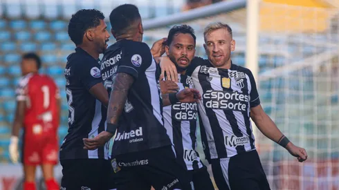 Jogadores do Ceará durante o confronto diante do Ferroviário – Foto: Lucas Emanuel/AGIF