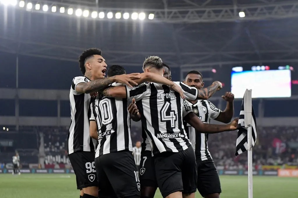 RJ – RIO DE JANEIRO – 18/08/2024 – BRASILEIRO A 2024, BOTAFOGO X FLAMENGO – Mateo Ponte jogador do Botafogo comemora seu gol com jogadores do seu time durante partida contra o Flamengo no estadio Engenhao pelo campeonato Brasileiro A 2024. Foto: Thiago Ribeiro/AGIF