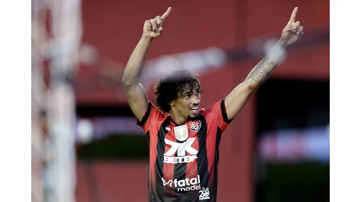 Fabri vibrando com a camisa do Vitória no Campeonato Baiano - Foto: Jhony Pinho/AGIF