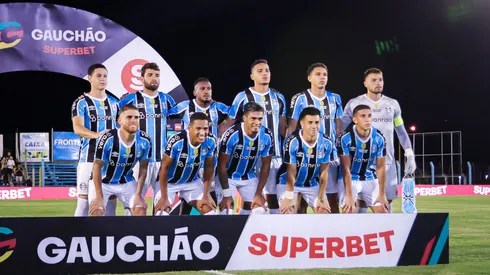 Jogadores do Grêmio posam para foto antes da partida contra o Monsoon, no Estádio do Vale, pelo Campeonato Gaúcho 2025. Foto: Maxi Franzoi/AGIF