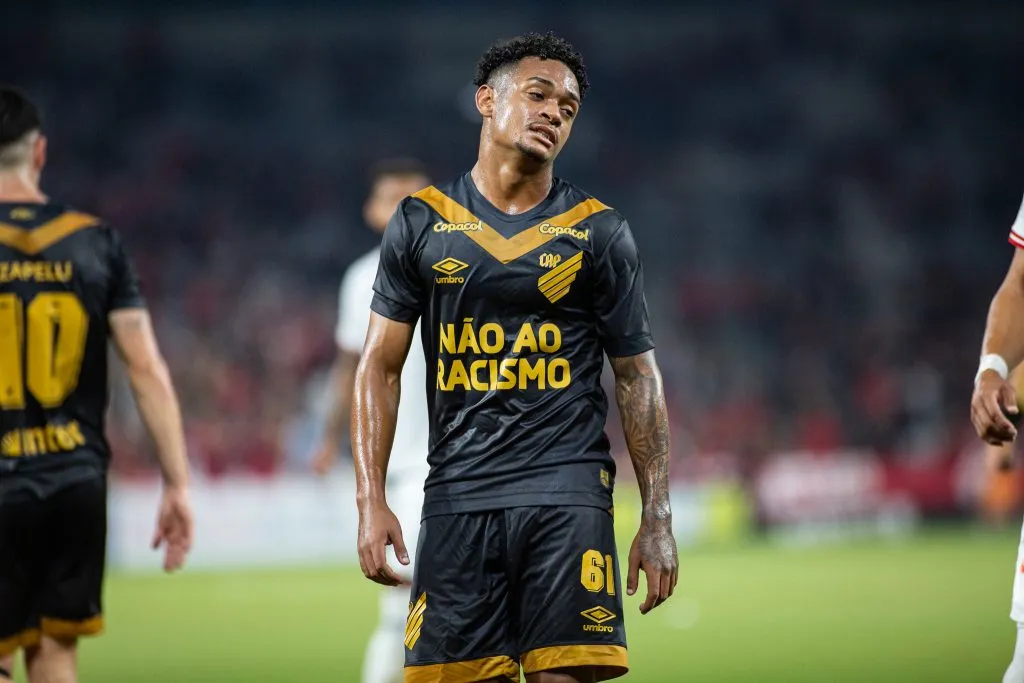 Léo Derik durante partida contra o Cianorte no Campeonato Paranaense de 2025. Foto: Luis Garcia/AGIF