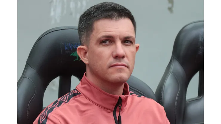 Maurício Barbieri durante confronto contra o Paraná no Campeonato Paranaense de 2025.