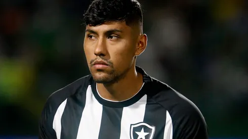 Foto: Vitor Silva/Botafogo – Luis Segovia durante confronto entre Botafogo e Goiás no Brasileirão 2023.