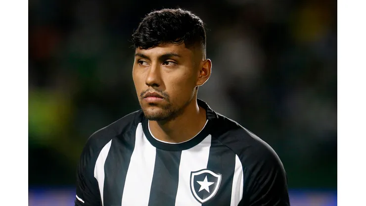Foto: Vitor Silva/Botafogo - Luis Segovia durante confronto entre Botafogo e Goiás no Brasileirão 2023.