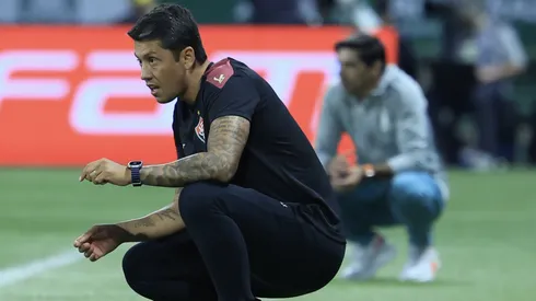 Thiago Carpini durante partida contra o Palmeiras pelo Brasileirão Série A 2024 – Foto: Marcello Zambrana/AGIF
