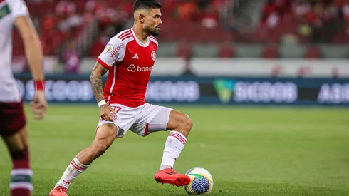 Bruno Tabata, jogador do Internacional, em ação contra o Fluminense no estádio Beira-Rio, pelo Campeonato Brasileiro Série A 2024. Foto: Maxi Franzoi/AGIF.
