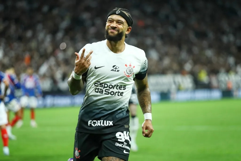 Depay comemorando gol durante partida contra o Bahia no Campeonato Brasileiro A 2024. Foto: Marco Miatelo/AGIF