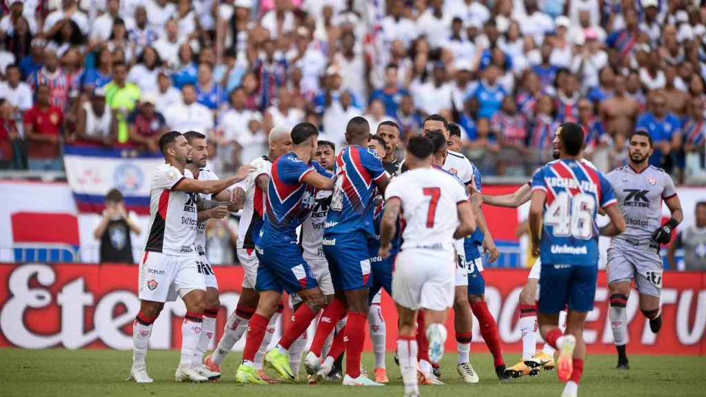 Cconfronto entre jogadores do Bahia e do Vitória durante uma partida na Arena Fonte Nova