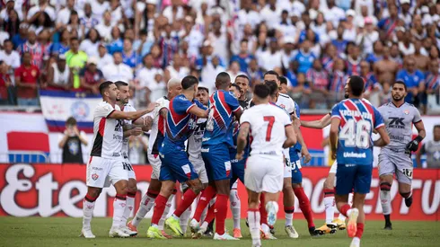 Confusão entre os jogadores do Bahia e do Vitória durante a partida no Estádio Arena Fonte Nova, pelo Campeonato Baiano de 2025. Foto: Jhony Pinho/AGIF Crédito: Jhony Pinho/AGIF