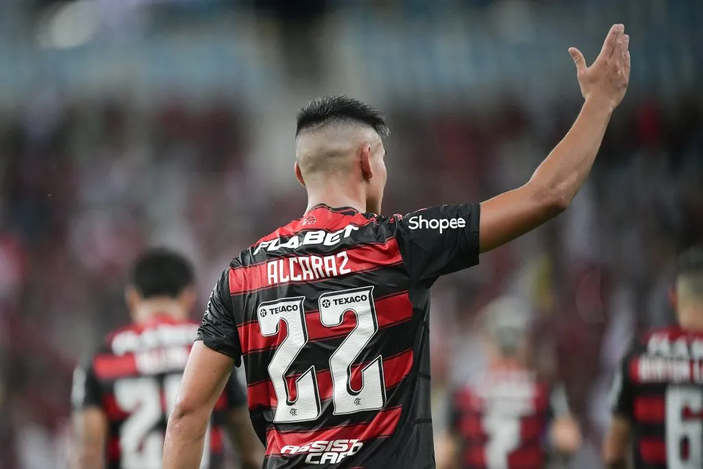 Carlos Alcaraz está de saída do Flamengo e retorna para a Inglaterra. Foto: Thiago Ribeiro/AGIF