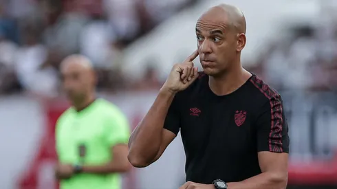 Pepa, técnico do Sport, durante partida contra o Santa Cruz no estádio Arruda pelo campeonato Pernambucano 2025. Foto: Rafael Vieira/AGIF