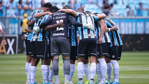 Jogadores do Grêmio antes da partida contra São Luiz-RS no estádio Arena do Grêmio pelo campeonato Gaúcho 2025. Foto: Maxi Franzoi/AGIF