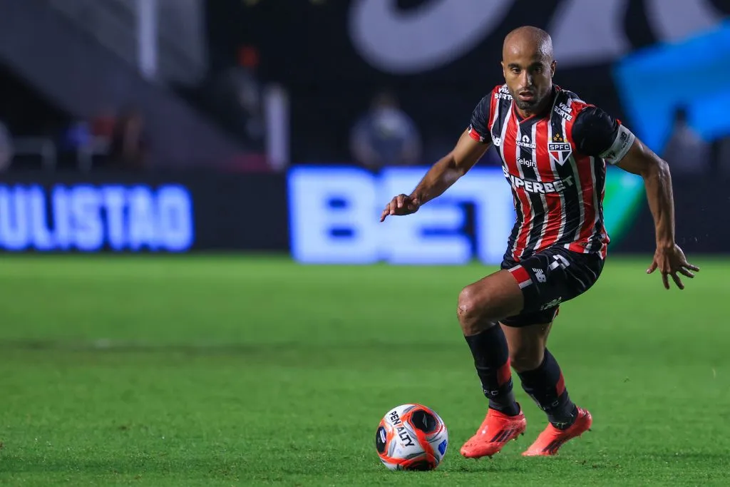 SP – SANTOS – 01/02/2025 – PAULISTA 2025, SANTOS X SAO PAULO – Lucas Moura jogador do Sao Paulo durante partida contra o Santos no estadio Vila Belmiro pelo campeonato Paulista 2025. Foto: Marcello Zambrana/AGIF