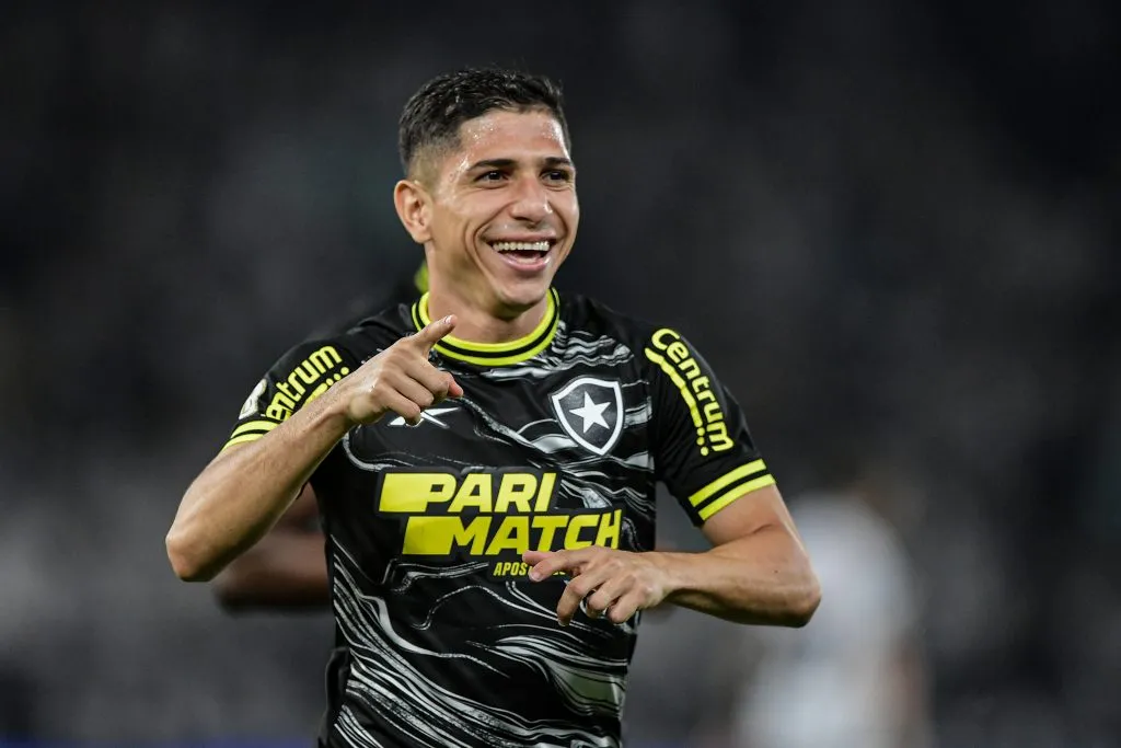 Savarino comemorando gol durante partida contra o Vasco no Campeonato Brasileiro A 2024. Foto: Thiago Ribeiro/AGIF