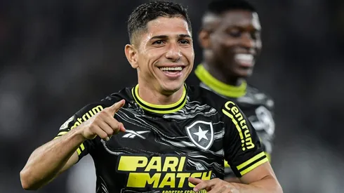 – Savarino jogador do Botafogo comemora seu gol durante partida contra o Vasco no estadio Engenhao pelo campeonato Brasileiro A 2024. Foto: Thiago Ribeiro/AGIF