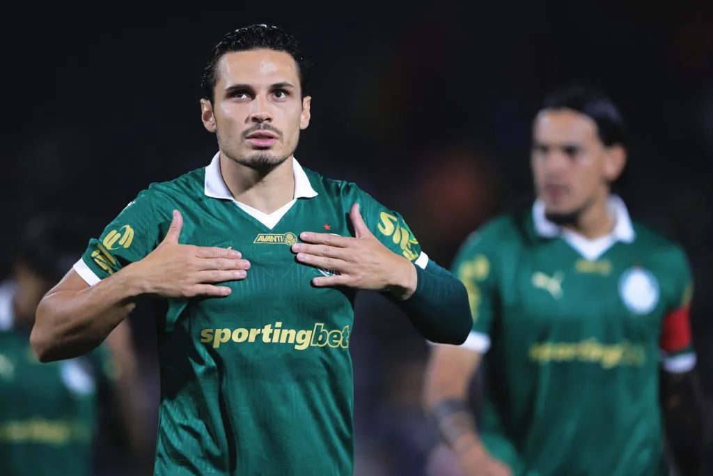 SP – BARUERI – 25/01/2025 – PAULISTA 2025, PALMEIRAS X NOVORIZONTINO – Raphael Veiga jogador do Palmeiras durante partida contra o Novorizontino no estadio Arena Barueri pelo campeonato Paulista 2025. Foto: Ettore Chiereguini/AGIF