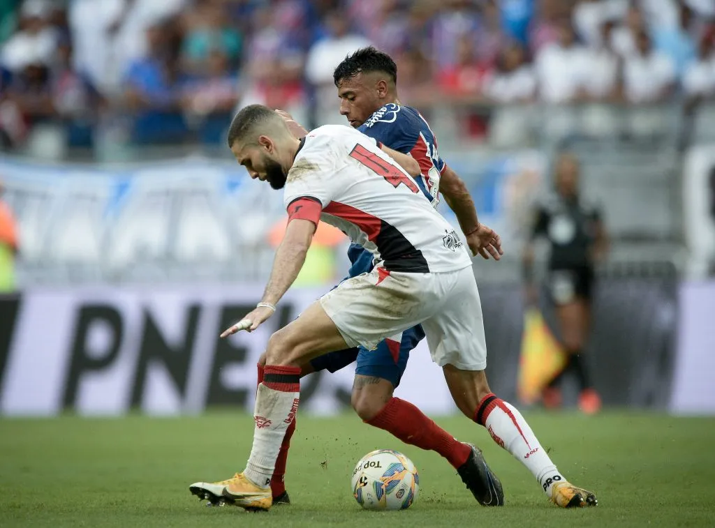 Lucho e Wagner Leonardo disputando jogada no Ba-Vi 500  no campeonato Baiano de 2025. Foto: Jhony Pinho/AGIF