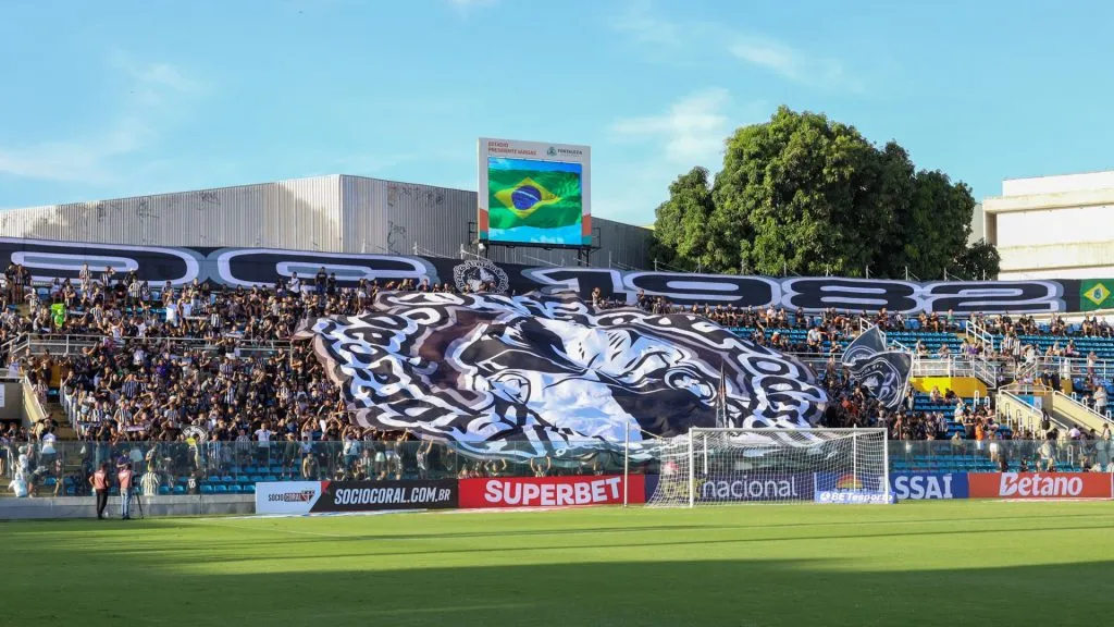 Torcida do Ceará vibrando durante o jogo contra o Ferroviário no Estádio Presidente Vargas, pelo Campeonato Cearense 2025
