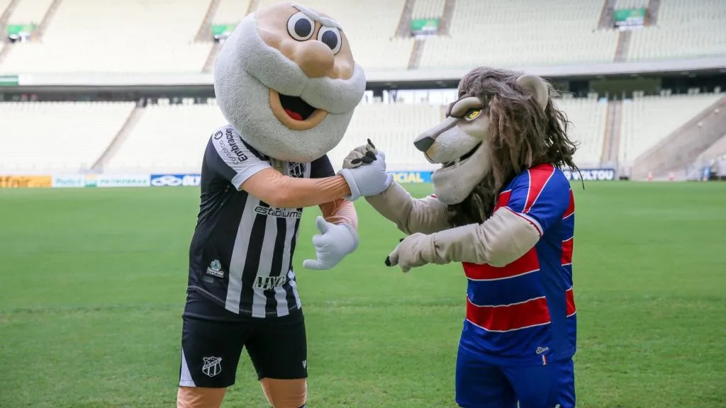 Mascotes Ceará e Fortaleza se cumprimentando