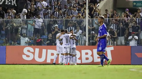 Fernandinho, jogador do Ceará, celebra seu gol durante a partida contra o Iguatu no Estádio Presidente Vargas, pelo Campeonato Cearense de 2025. Foto: Lucas Emanuel/AGIF