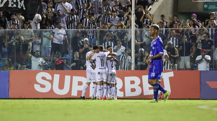 Fernandinho, jogador do Ceará, celebra seu gol durante a partida contra o Iguatu no Estádio Presidente Vargas, pelo Campeonato Cearense de 2025. Foto: Lucas Emanuel/AGIF