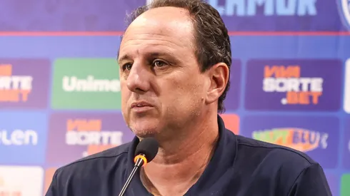 Foto: Letícia Martins/EC Bahia – Rogério Ceni durante coletiva após o clássico contra o Vitória no Campeonato Baiano de 2025.
