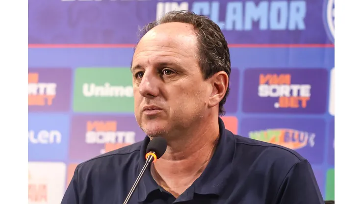 Foto: Letícia Martins/EC Bahia - Rogério Ceni durante coletiva após o clássico contra o Vitória no Campeonato Baiano de 2025.
