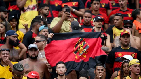 Torcedores assistem à partida entre Santa Cruz e Sport no Estádio do Arruda, em Recife (PE), pelo Campeonato Pernambucano de 2025. Foto: Marlon Costa/AGIF