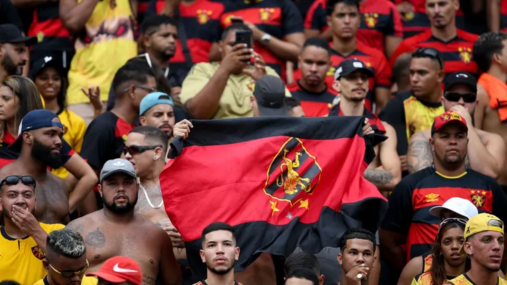 Torcedores assistem à partida entre Santa Cruz e Sport no Estádio do Arruda, em Recife (PE), pelo Campeonato Pernambucano de 2025. Foto: Marlon Costa/AGIF