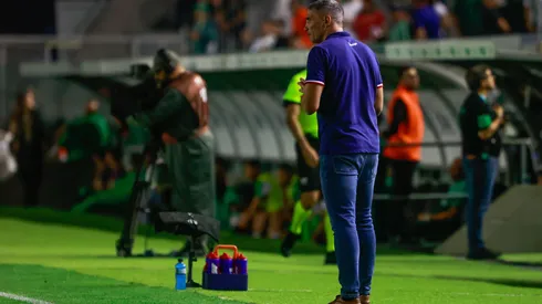 Vojvoda, treinador do Fortaleza, durante o jogo contra o Juventude no estádio Alfredo Jaconi, válido pelo Campeonato Brasileiro A 2024. Foto: Luiz Erbes/AGIF