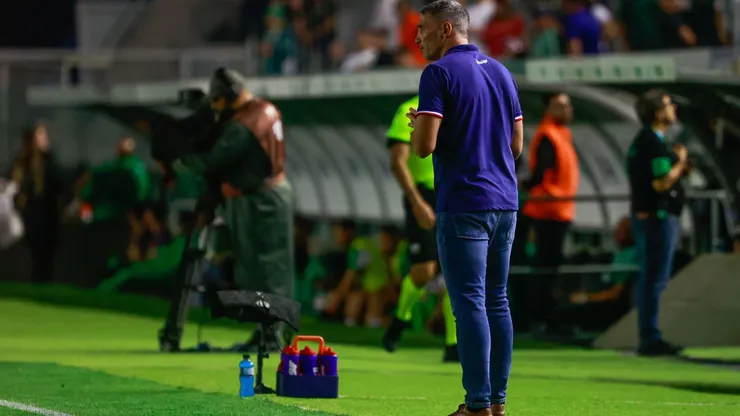 Vojvoda, treinador do Fortaleza, durante o jogo contra o Juventude no estádio Alfredo Jaconi, válido pelo Campeonato Brasileiro A 2024. Foto: Luiz Erbes/AGIF