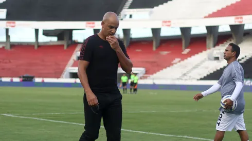 O técnico do Sport durante o jogo contra o Santa Cruz no Estádio do Arruda, em Recife (PE), pelo Campeonato Pernambucano de 2025. Foto: Marlon Costa/AGIF