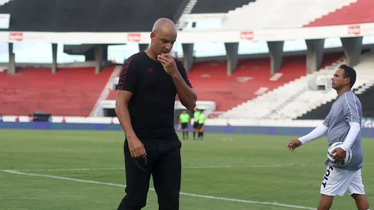 O técnico do Sport durante o jogo contra o Santa Cruz no Estádio do Arruda, em Recife (PE), pelo Campeonato Pernambucano de 2025. Foto: Marlon Costa/AGIF
