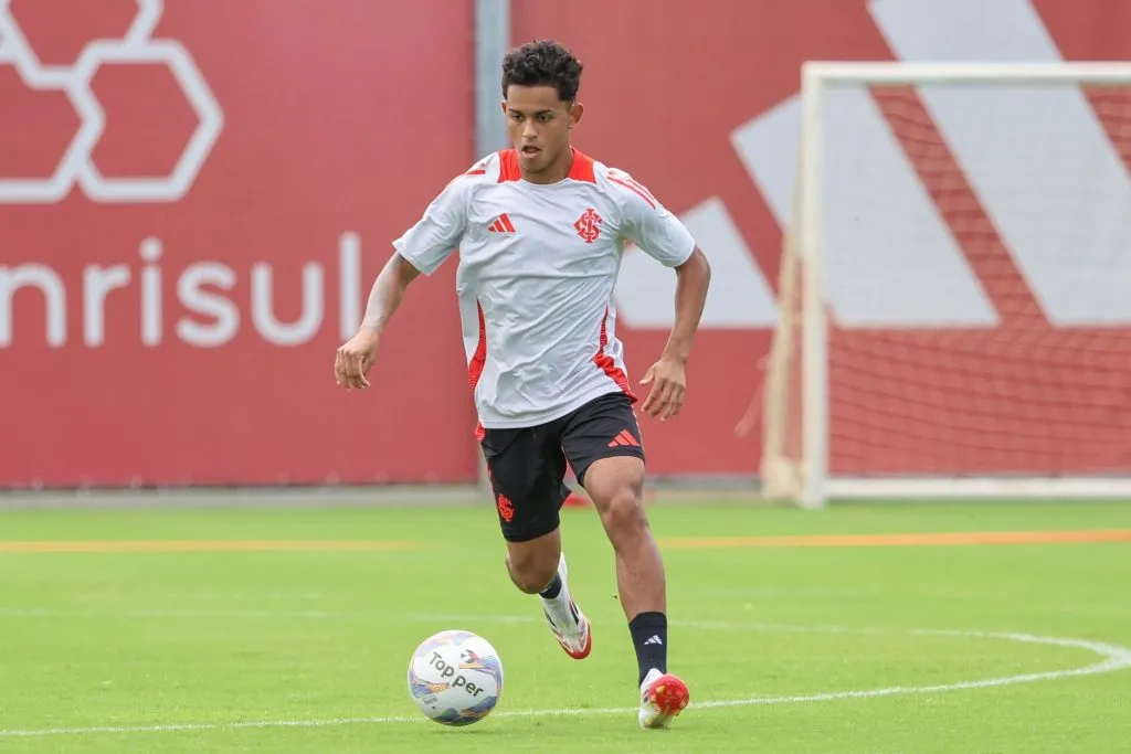 Yago Noal está treinando com os profissionais e aguarda sua primeira chance com Roger. Foto: Ricardo Duarte/SC Internacional