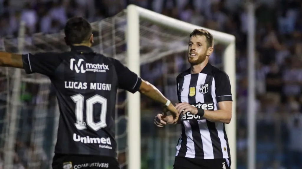Aylon, jogador do Ceará, comemora seu gol na partida contra o Barbalha, realizada no estádio Presidente Vargas, pelo Campeonato Cearense 2025. Foto: Lucas Emanuel/AGIF