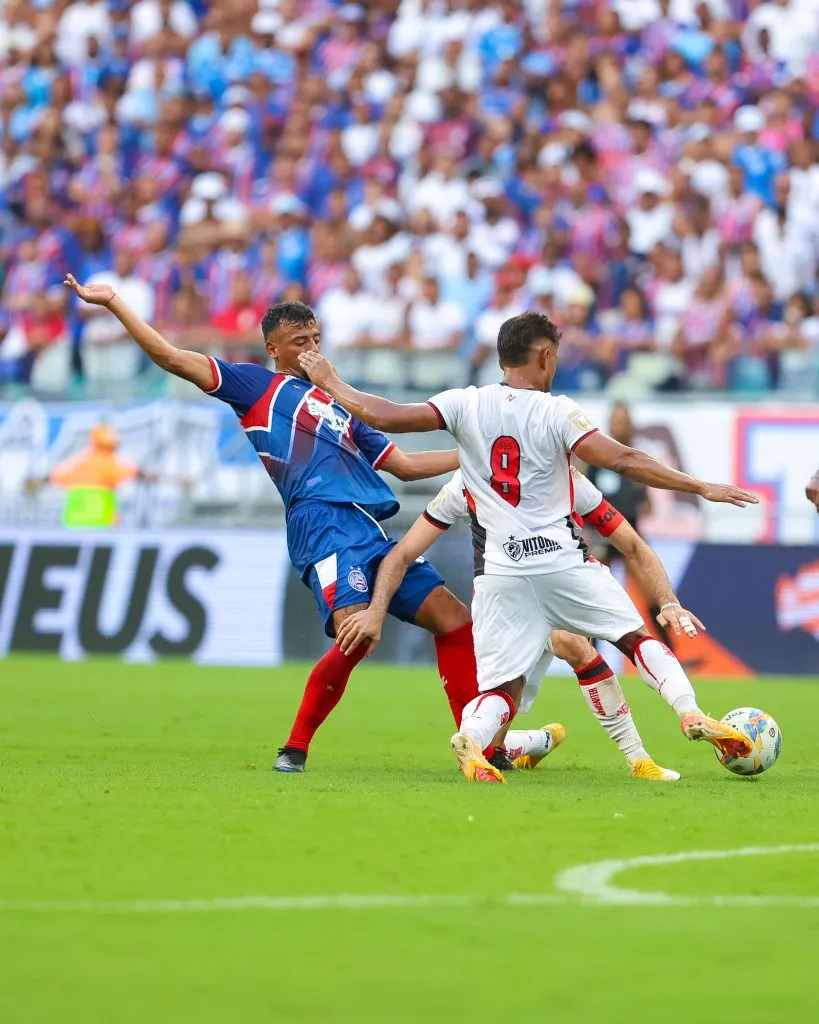 Jogadores disputam bola em BaVi (Imagem: Catarina Brandão/EC Bahia)