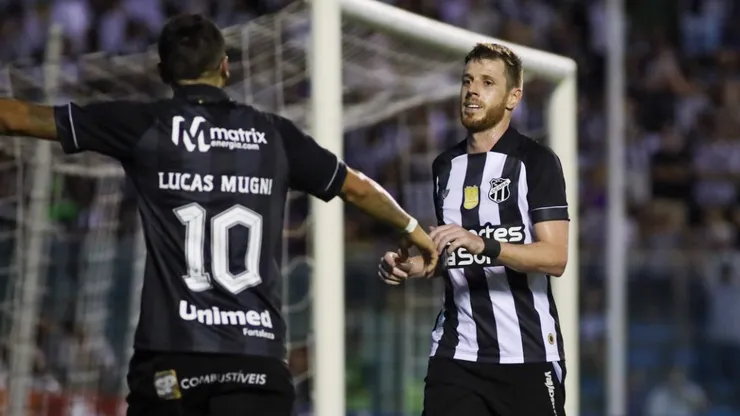 Aylon, jogador do Ceará, comemora seu gol durante partida contra o Barbalha no estádio Presidente Vargas pelo campeonato Cearense 2025. Foto: Lucas Emanuel/AGIF