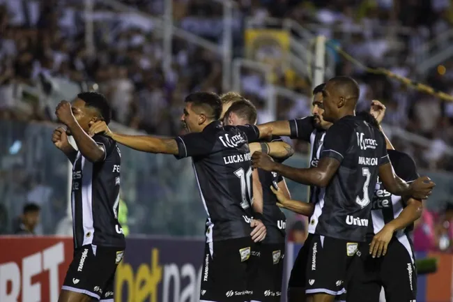 Aylon, jogador do Ceará, comemora seu gol durante partida contra o Barbalha no estádio Presidente Vargas pelo campeonato Cearense 2025. Foto: Lucas Emanuel/AGIF