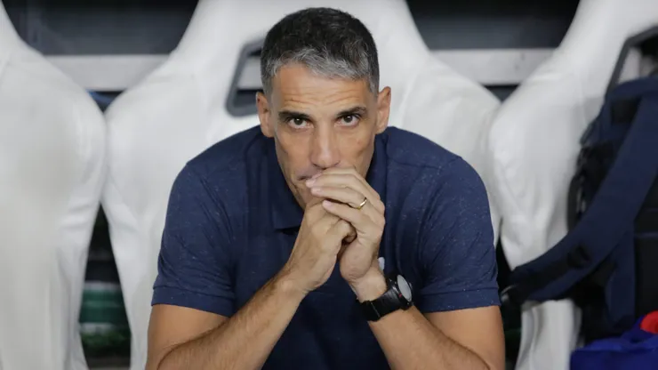 Vojvoda, técnico do Fortaleza, durante partida pelo campeonato Brasileiro A 2024. Foto: Lucas Emanuel/AGIF
