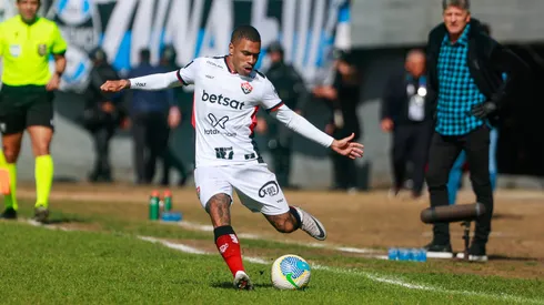 GREMIO X VITORIA – Lucas Esteves jogador do Vitoria durante partida contra o Gremio no estadio Francisco Stedile pelo campeonato Brasileiro A 2024.